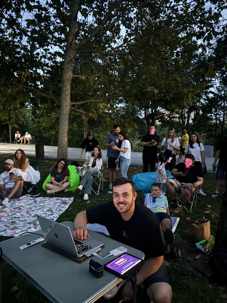 Trivia în Parc: Am scos ecranul în IOR și ne-am strâns peste 30 de oameni pe iarbă