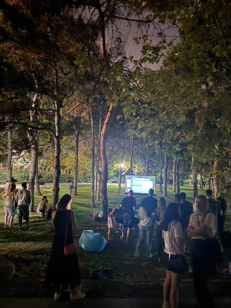 Jucători pe pături și fotolii puf