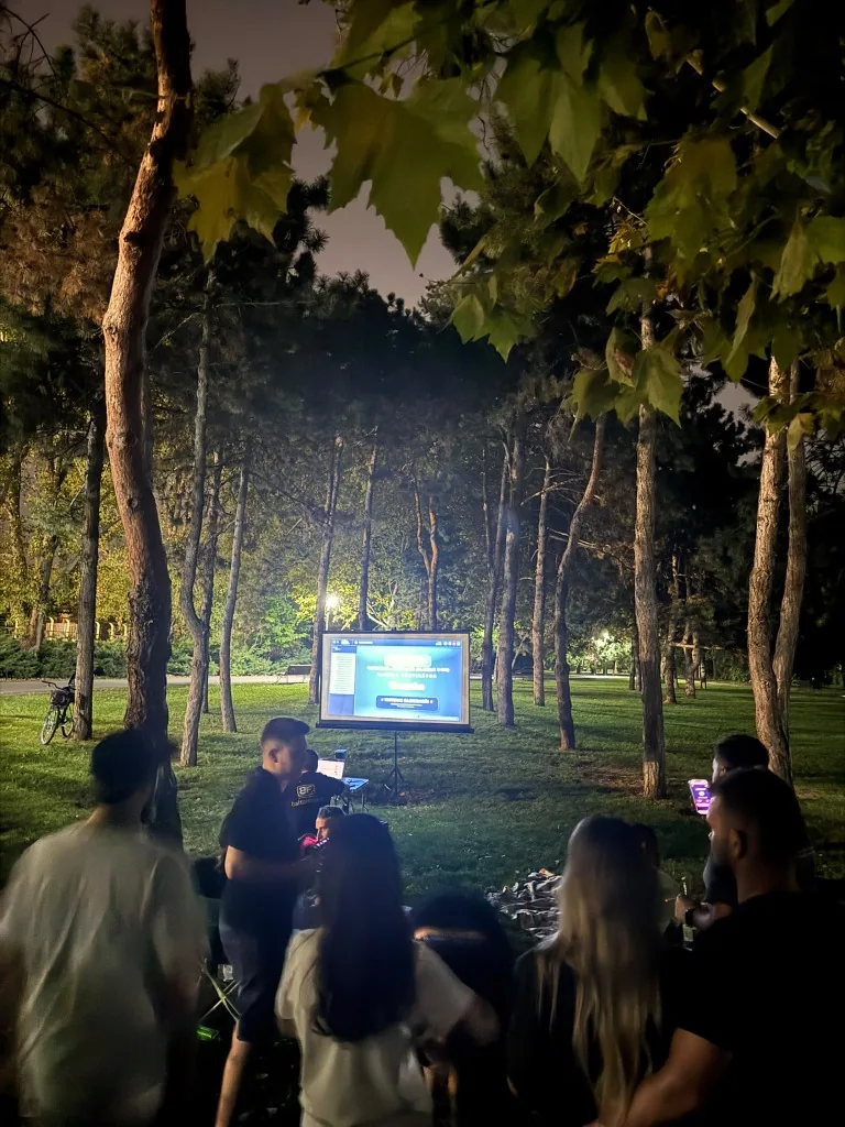 Oamenii urmărind ecranul de trivia
